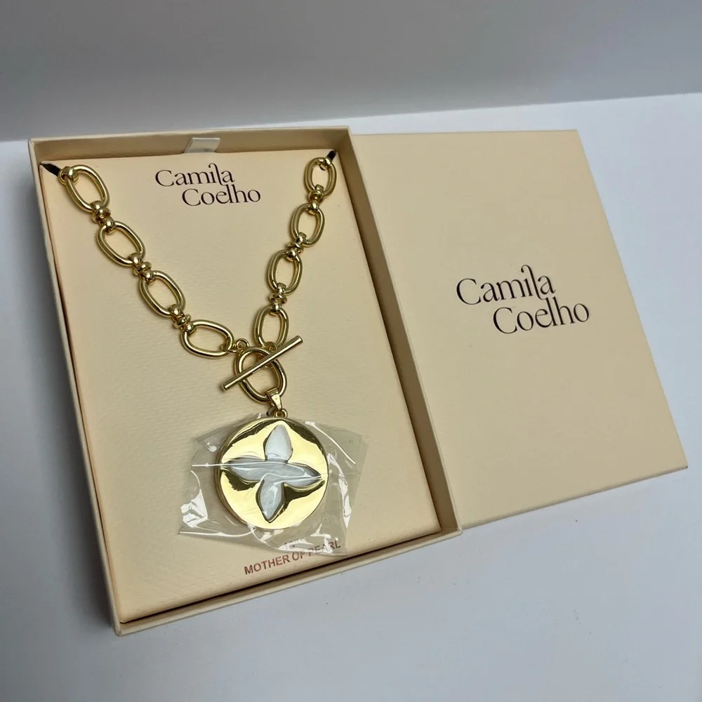NWT ⚜️🤍⚜️ Camila Coelho Gorgeous Mother of Pearls medallion Necklace - Picture 9 of 16